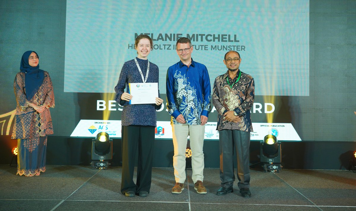 FZ Jülich ENERGIE UND KLIMA / Energy & Climate (@fzj_iek) on Twitter photo Melanie Mitchell and her co-authors won the poster prize at the 18th "International Symposium on Polymer Electrolytes" #battery conference! Congratulations! 🔋🥳👏
Read more: fz-juelich.de/en/imd/imd-4/n…
#IMD_4 <a href="/fz_juelich/">Forschungszentrum Jülich | @fzj@social.fz-juelich</a> #Energy #BatteryResearch Melanie Mitchell and her co-authors won the poster prize at the 18th "International Symposium on Polymer Electrolytes" #battery conference! Congratulations! 🔋🥳👏
Read more: fz-juelich.de/en/imd/imd-4/n…
#IMD_4 <a href="/fz_juelich/">Forschungszentrum Jülich | @fzj@social.fz-juelich</a> #Energy #BatteryResearch