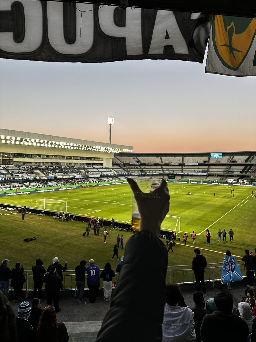 camemendes's tweet photo. Mais uma copada histórica!
Obrigada @Coritiba, só tenho belas lembranças desse estádio, vocês são foda!
Dia de Copa é outra coisa 🇪🇪
Te amo Grêmio 
Grêmio x Fluminense - Libertadores 2024 - Oitavas de Final
13/08 https://t.co/ZavZtzmDDq