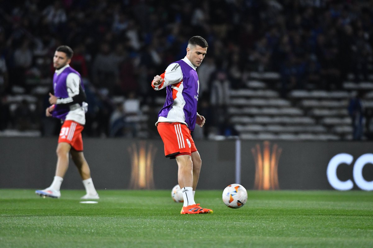 RiverPlate's tweet photo. Noche de debut con el Manto Sagrado para Fabricio Bustos ⚪️🔴⚪️💪 https://t.co/NYdf4LYe7c