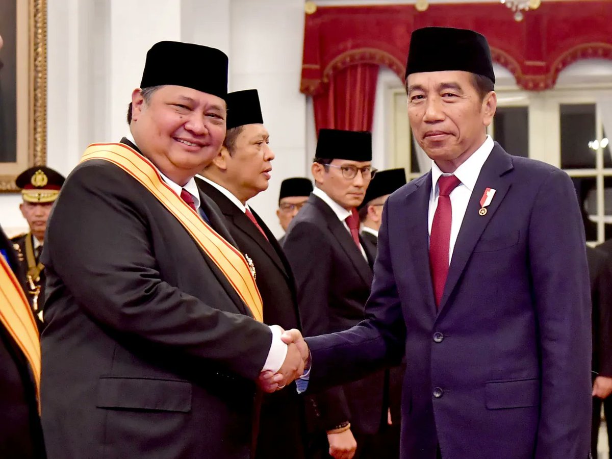 jokowi's tweet photo. Di Istana Negara Jakarta hari ini saya menganugerahkan Tanda Jasa dan Tanda Kehormatan Republik Indonesia kepada 64 tokoh. Tanda Jasa Medali Kepeloporan dan Tanda Kehormatan Bintang Republik Indonesia Utama, Bintang Mahaputera, Bintang Jasa, dan Bintang Budaya Parama Dharma ini dianugerahkan dalam rangka Peringatan Hari Ulang Tahun Ke-79 Kemerdekaan RI. Penganugerahan ini merupakan bentuk penghormatan atas kontribusi yang telah diberikan kepada bangsa. Semoga ini bisa menjadi motivasi bagi kita semua untuk selalu memberikan yang terbaik bagi Indonesia. 

***
Foto: Kris, Rusman, & Vico - Biro Pers Sekretariat Presiden
Lokasi: Istana Negara, Jakarta. Rabu, 14 Agustus 2024.