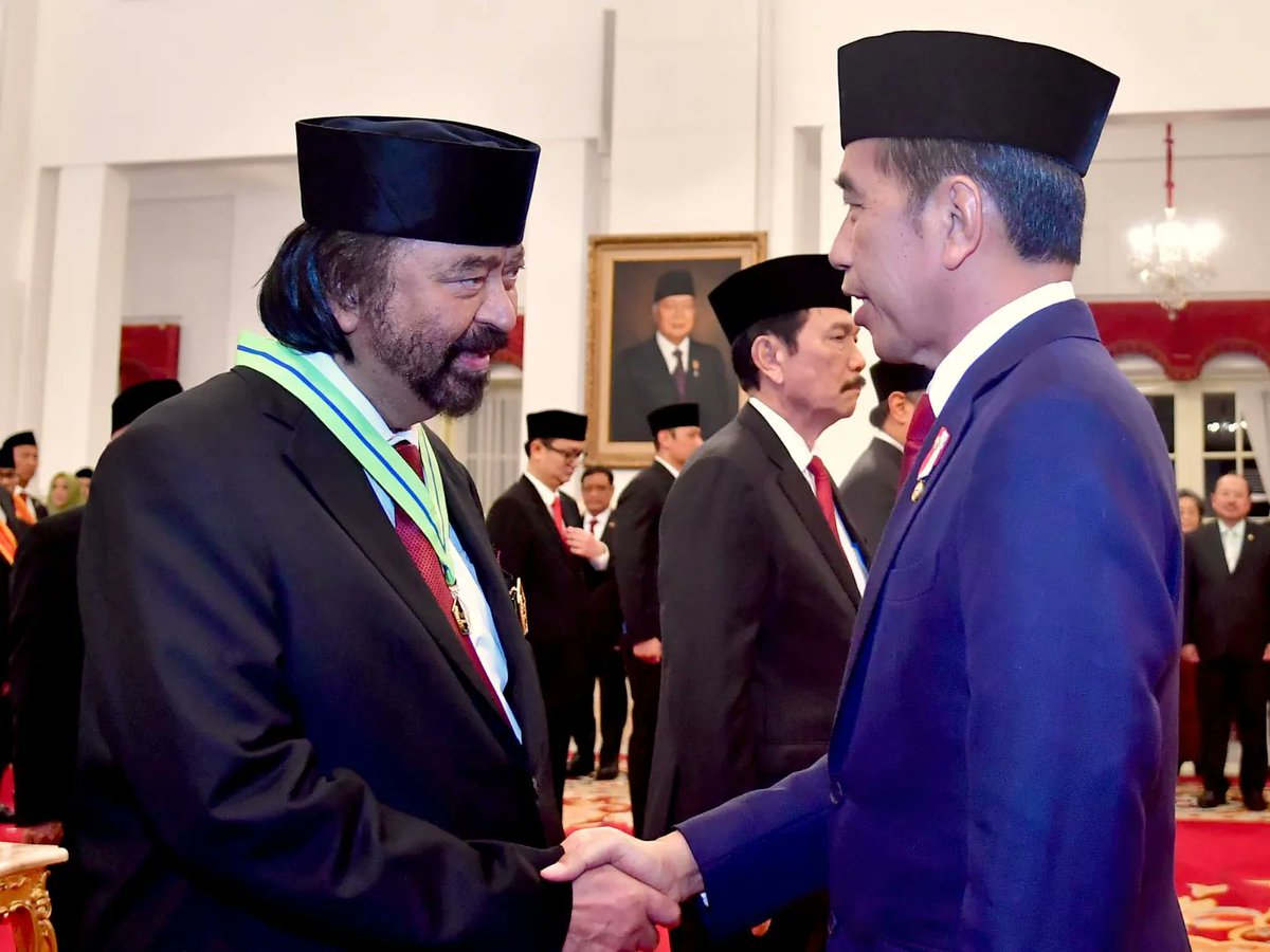 jokowi's tweet photo. Di Istana Negara Jakarta hari ini saya menganugerahkan Tanda Jasa dan Tanda Kehormatan Republik Indonesia kepada 64 tokoh. Tanda Jasa Medali Kepeloporan dan Tanda Kehormatan Bintang Republik Indonesia Utama, Bintang Mahaputera, Bintang Jasa, dan Bintang Budaya Parama Dharma ini dianugerahkan dalam rangka Peringatan Hari Ulang Tahun Ke-79 Kemerdekaan RI. Penganugerahan ini merupakan bentuk penghormatan atas kontribusi yang telah diberikan kepada bangsa. Semoga ini bisa menjadi motivasi bagi kita semua untuk selalu memberikan yang terbaik bagi Indonesia. 

***
Foto: Kris, Rusman, & Vico - Biro Pers Sekretariat Presiden
Lokasi: Istana Negara, Jakarta. Rabu, 14 Agustus 2024.
