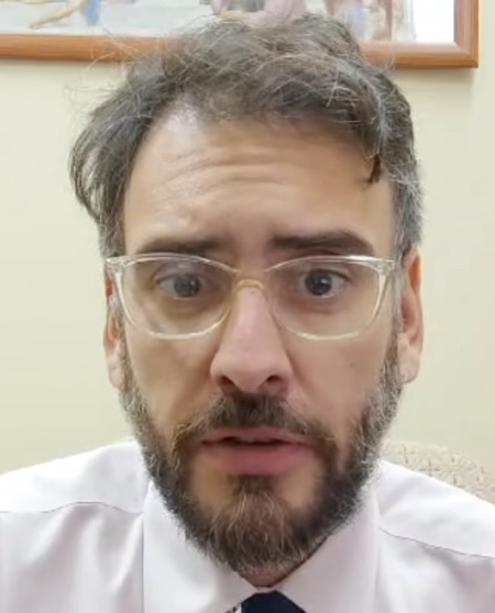 🚨Hay diputados que tienen orígenes muy humildes, les voy a contar un poco del caso de Tomás de Rementería (<a href="/TDRementeria/">Tomás de Rementería</a>), la pareja actual de Karol Cariola

Su papá es concejal en Viña del Mar, el señor Juan Tomás Eguzki de Rementería Durand, es dueño del restaurant Cap Ducal