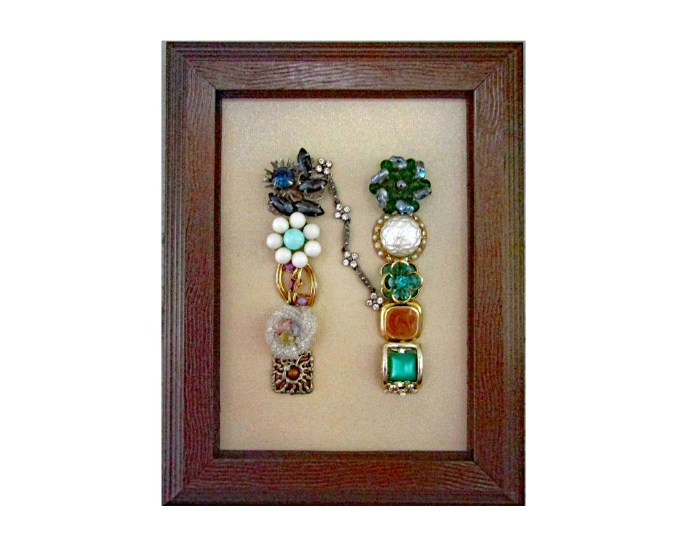 Carolyn40679267's tweet photo. Framed Jewelry Art Letter N #2 #Handcrafted #VintageJewelry #FramedJewelryArt #Bling #LetterArt #LetterN #SisDaughterGift #UniqueGift #Collectible https://t.co/MG8j7CPFUQ via @jimmiesart https://t.co/jUAinAy6l4