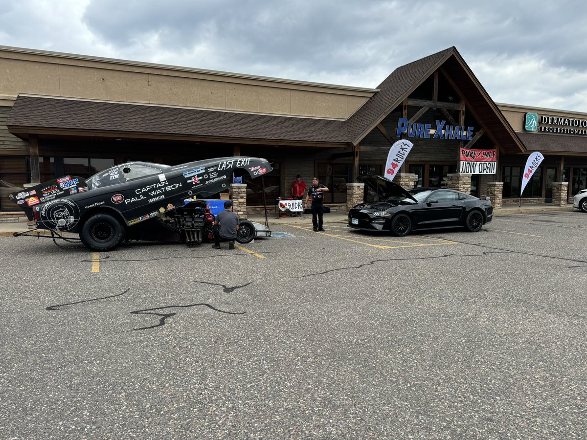 JimCampbellFC's tweet photo. I want to thank everyone that came out for customer appreciation day #PureXhale ! Always have fun with JZ from #94Rocks
Look forward to seeing you all at the track. 👍🏁 #jimcampbellracing #nhra #herzhauseracing #burromax #goodtimes #Brainerd https://t.co/fKkPJrQo5E
