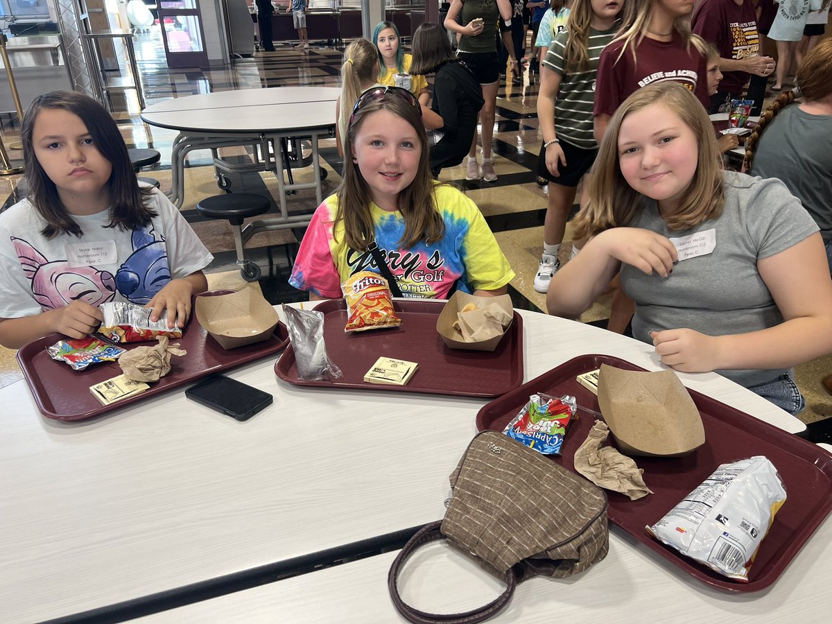 Mrs_Nace's tweet photo. 6th grade Bulldog Basics is in the books! Great job to all of our teachers and staff! What an amazing turn-out of our students and families! ♥️💛♥️💛 #BSMSrocks https://t.co/BMUT2uJecB