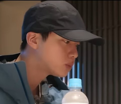 cypherlostt's tweet photo. Seokjin adulto de 31 anos fazendo biquinho: a 
Eu:🥹♥️🥺🤏😩🥰♥️🤭🥹 https://t.co/VkpipeZxvw