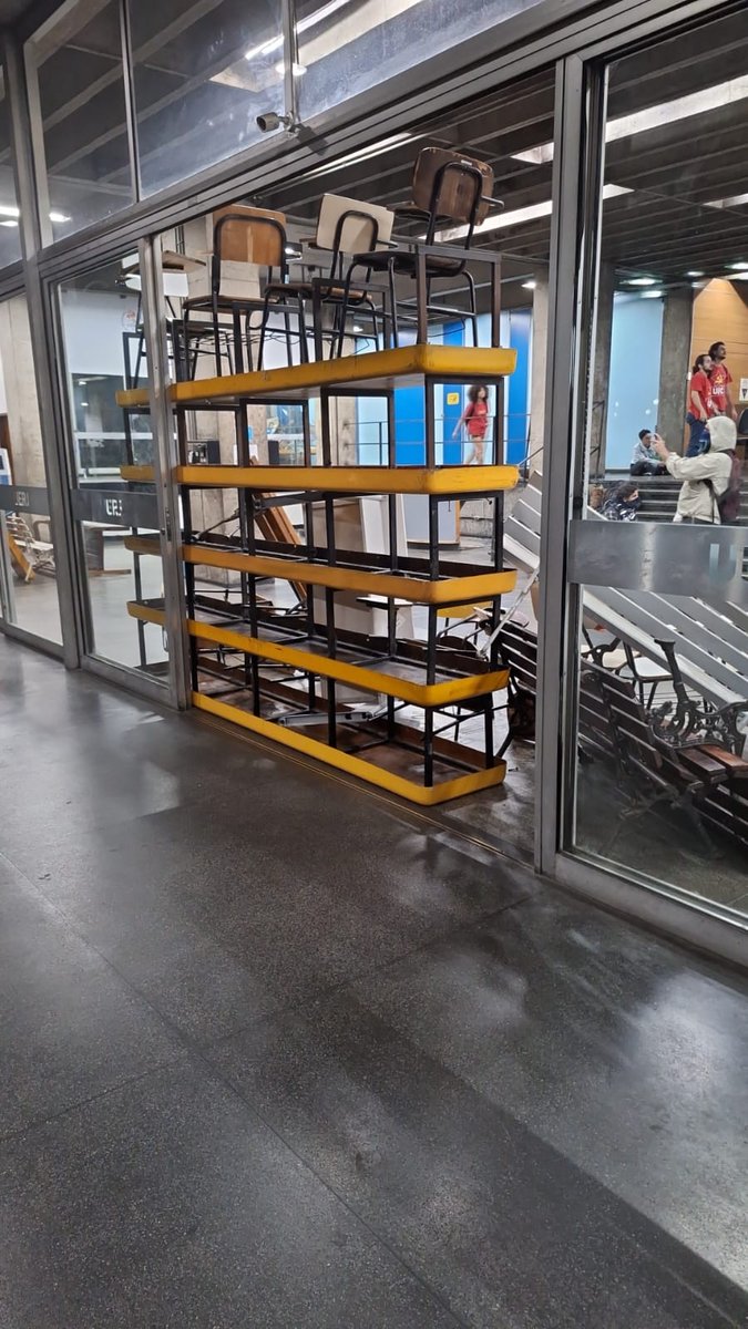 brumadoce's tweet image. nunca jamais sob qualquer hipótese comparem a força dos uerjianos com qualquer outra 

a reitoria da fome realmente pensou que ia ufrjotizar a uerj sem enfrentar consequências... chamaram pra briga o braço do movimento estudantil mais pica do estado. retroceder jamais!