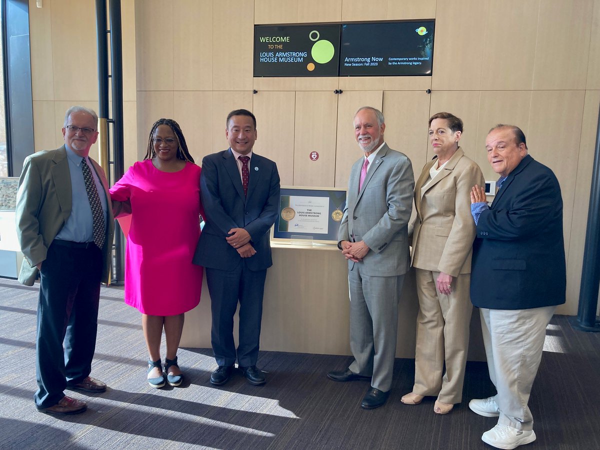 Queens College | The City University of New York (@qc_news) on Twitter photo Look who stopped by Louis' house today! Thank you, <a href="/GovKathyHochul/">Governor Kathy Hochul</a>, for visiting the Louis <a href="/ArmstrongHouse/">Louis Armstrong</a> Museum and Center! <a href="/RickyRiccardi/">Ricky Riccardi</a>, director of Research Collections, shared his wealth of knowledge, joined by <a href="/JayHershenson/">Jay Hershenson</a>, <a href="/frankhwu/">frankhwu</a>, and <a href="/ChancellorCUNY/">Félix V. Matos Rodríguez</a>. <a href="/CUNY/">The City University of New York</a> Look who stopped by Louis' house today! Thank you, <a href="/GovKathyHochul/">Governor Kathy Hochul</a>, for visiting the Louis <a href="/ArmstrongHouse/">Louis Armstrong</a> Museum and Center! <a href="/RickyRiccardi/">Ricky Riccardi</a>, director of Research Collections, shared his wealth of knowledge, joined by <a href="/JayHershenson/">Jay Hershenson</a>, <a href="/frankhwu/">frankhwu</a>, and <a href="/ChancellorCUNY/">Félix V. Matos Rodríguez</a>. <a href="/CUNY/">The City University of New York</a>