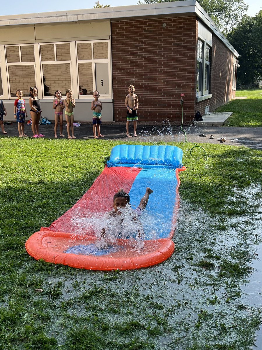 KidscareGCSD's tweet image. Today we made Vision Boards and Loose Part Robots during Featured Activity time and then enjoyed the Slip and Slide for Water Play Wednesday! @GreeceCentral 🤖💦❤️💦🤖 #QuantumLeap #Back2TheFuture