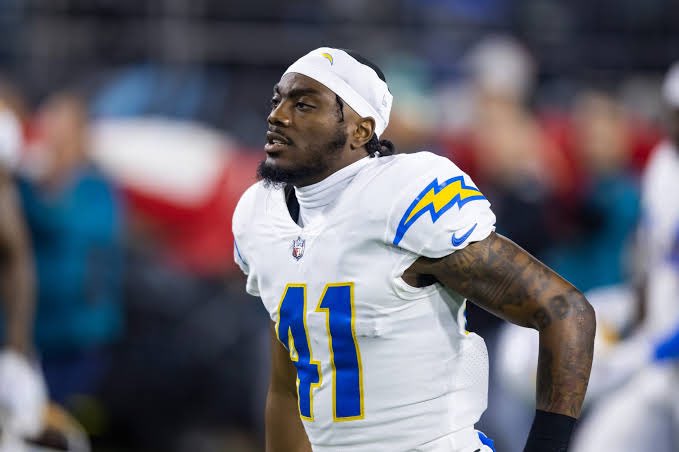 MLFootball's tweet photo. 🚨NEWS: Former #Chargers safety Raheem Layne is signing with the New York #Giants after working out for them today, his agent Markenson Pierre of @mucksportsrep tells @_MLFootball.

Layne, the former @IndianaFootball star, is only 25-years-old, is fully healthy &amp; ready to go. https://t.co/cSFhmw6jlj