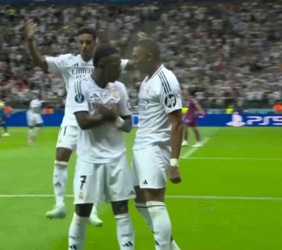 YihiRM's tweet image. Estos dos se van a llevar fatal. Vestuario totalmente roto