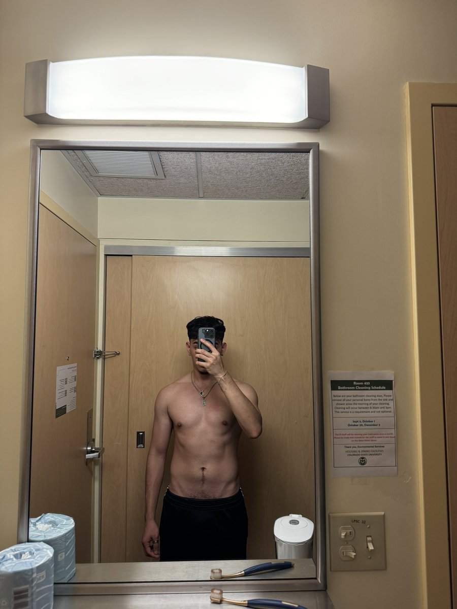 mateo_8_o's tweet photo. Moved back into a dorm the start of a new era https://t.co/YzEHgLltm0