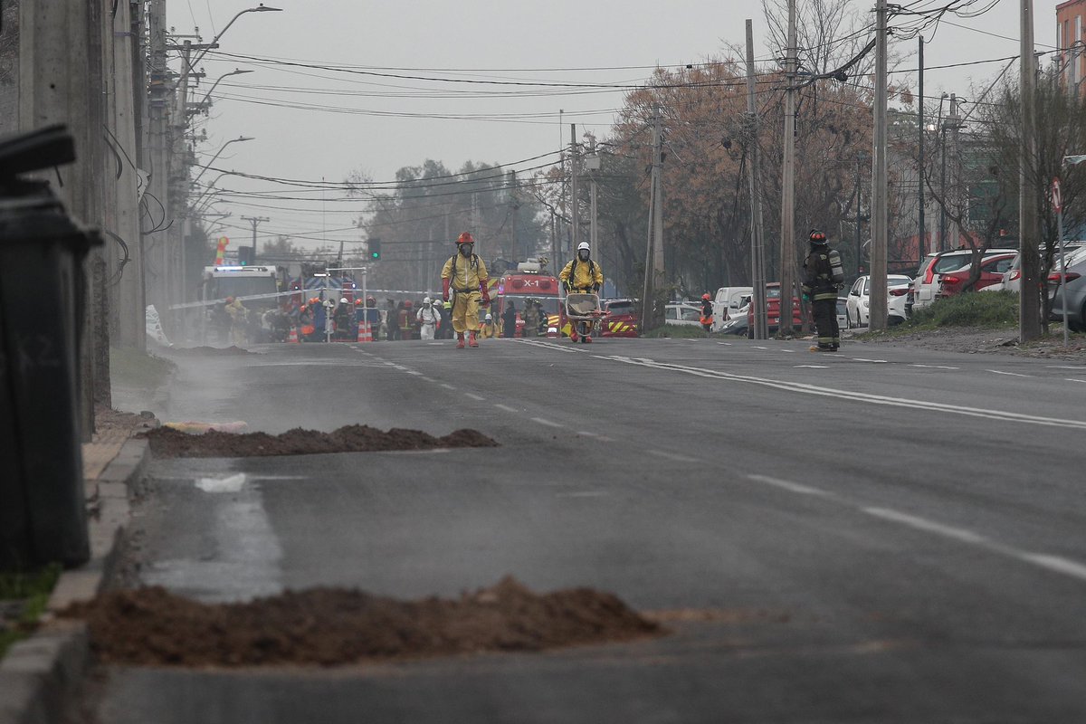 agenciaunochile's tweet photo. Accidente químico en Pudahuel.

Con una maquinaria rompieron un contenedor de ácido nitrico lo que provocó la evacuación del perímetro a la fuga.-

📸 © AgenciaUno/Diego Martin https://t.co/wU7kSrUXIc