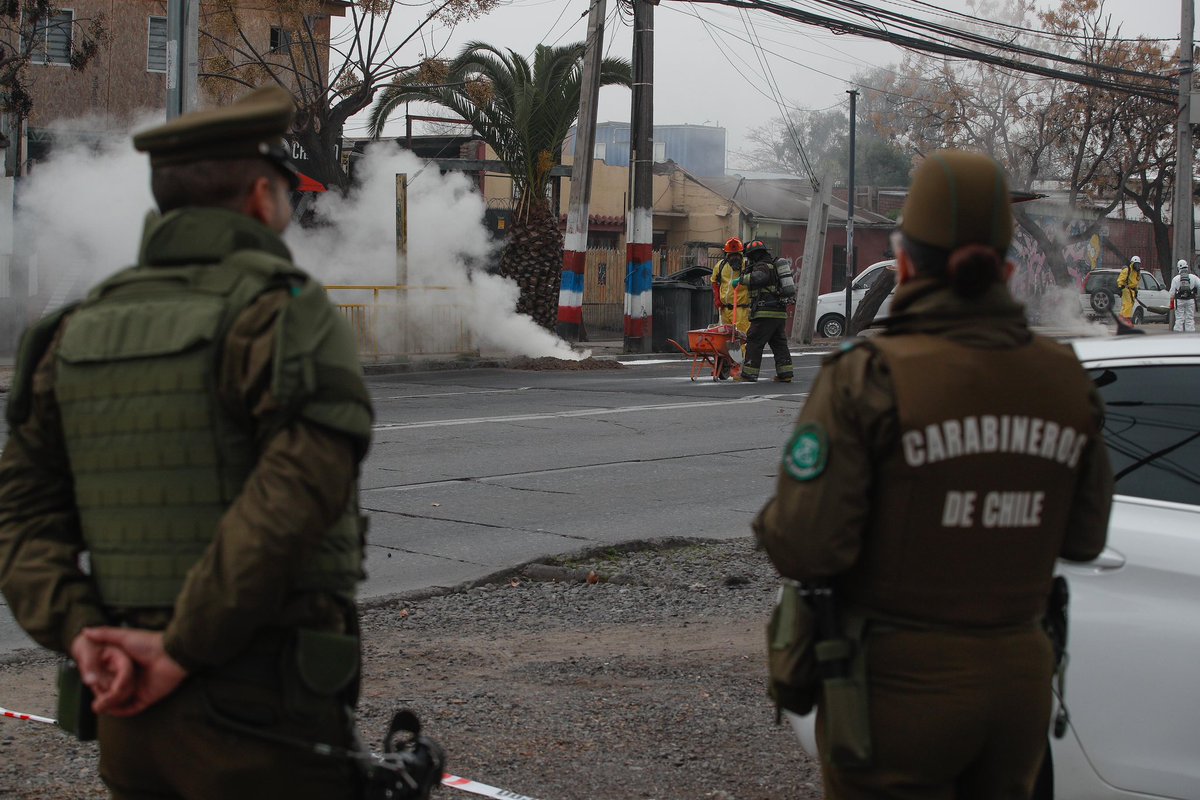 agenciaunochile's tweet photo. Accidente químico en Pudahuel.

Con una maquinaria rompieron un contenedor de ácido nitrico lo que provocó la evacuación del perímetro a la fuga.-

📸 © AgenciaUno/Diego Martin https://t.co/wU7kSrUXIc