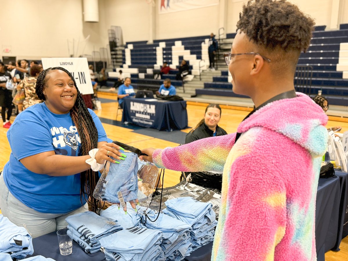 LUBlueTigers's tweet photo. It's ROAR Week! ๐พ Jason Gymnasium is buzzing with excitement as we welcome new and returning students for the Fall 2024 semester! Students are checking in and meeting with their advisors to set themselves up for success. Welcome to the ambush, Blue Tigers!๐ฏ๐ #ROARWeek #LUMO https://t.co/3vgFKo0xXb
