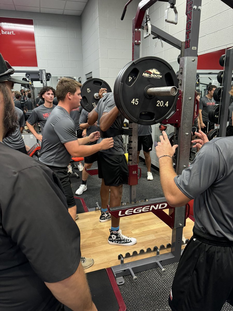 TylerPoole07's tweet photo. Squat Max day! Guys got after it! #DirtyDawgs #BeADawg https://t.co/ka4YmayIFp