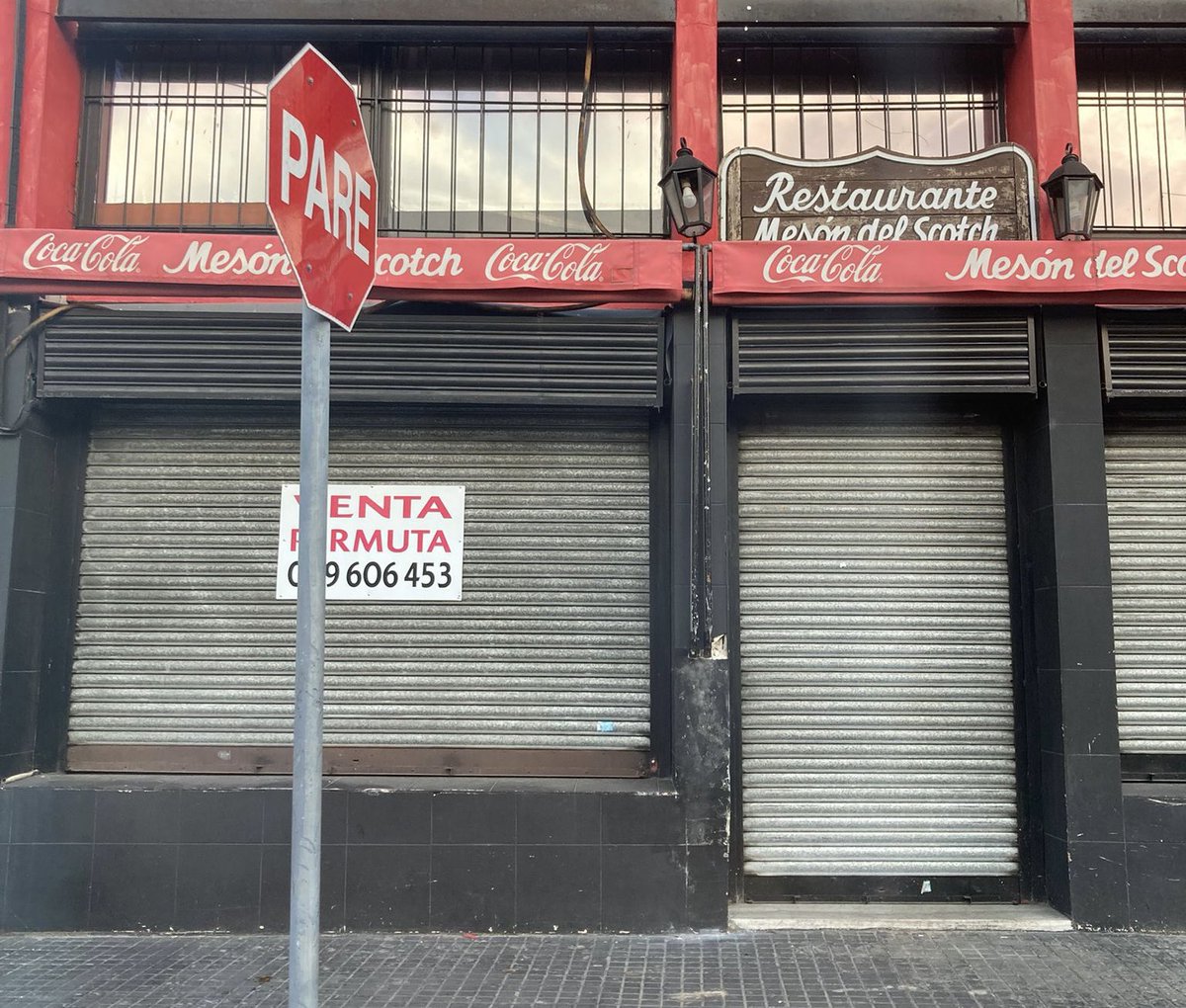 cabrera74's tweet photo. Me reporta @ramirochuchu que cerró el Mesón del Scotch, a la vuelta de canal 12.

Día de duelo nacional debería ser hoy. https://t.co/3vlRdHriiG