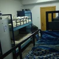 Bence aşağıdaki oda lüks kalıyor arkadaşlar çok geçmedi üzerinden 4 sene önce falan kaldım bu odada. Odalar 8 kişilik şekilde buydu tam olarak. Aynı koridorda 6 kişilik duşları yaklaşık 64 kişi kullanırdı. Yerler artık siyahlaşmış eski parkeler vs sıkıntıydı baya, sürekli hasta+