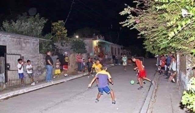 Vizinho puto com ⚽️ no portão 
Nos chingando pq 🚙 ta passando 
Bola na 🏡 dos outros
Tampão do dedo arrancado
🥅 de chinelo
🏆 era o Refri
Campo ou bola ?
Dribles Humilhantes
Cada um fingia ser um jogador
Chutou, buscou
Brigas q no final eram amigos
MUUUITA SAUDADE, EU ERA FELIZ