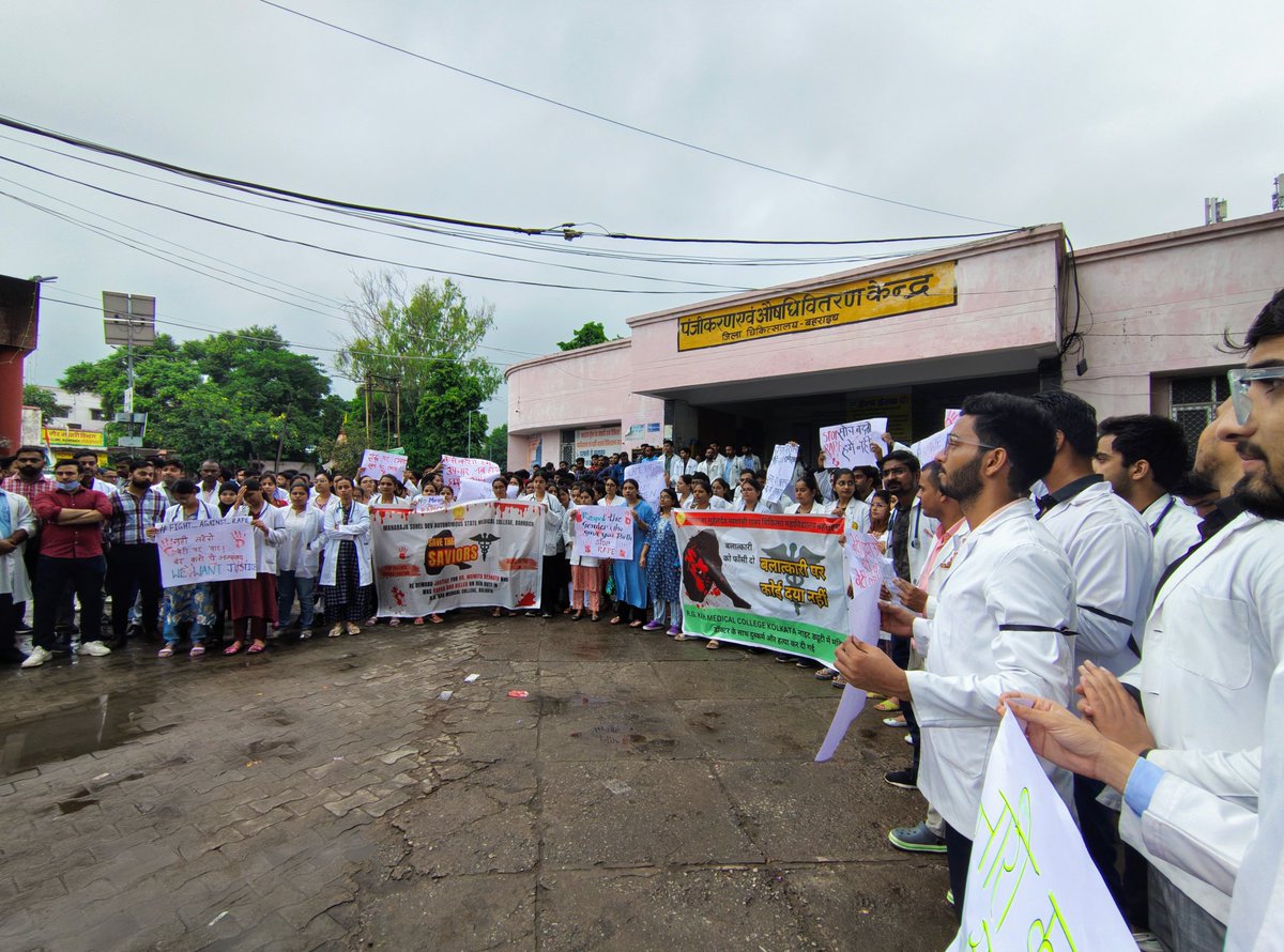 dnsh856's tweet photo. Maharaja Suheldev Autonomous Medical College and hospital Bahraich, Uttar Pradesh protesting today in support of the RGKAR MEDICAL COLLEGE KOLKATA horror
#msdasmcbahraich #RGKarHospital #JusticeForDoctor #Nirbhya2  @FordaIndia @Indian__doctor @NMC_IND @official_aimsa @RDA_UP https://t.co/d6ZSYJb98p