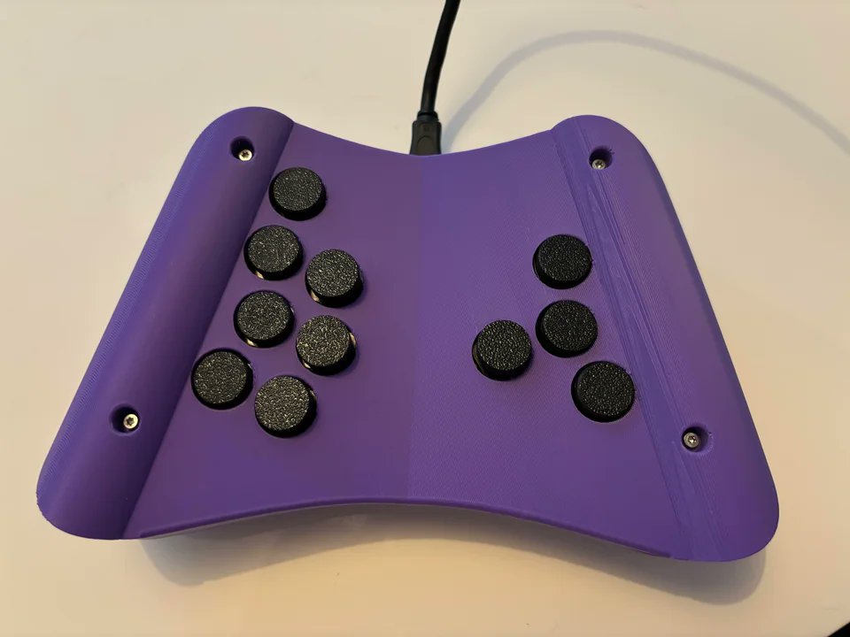 ultradavid's tweet image. I absolutely love this leverless pad, the "Em" controller, by u/NoCakesForYou! I could see it being really comfy to play on &amp;amp; I love the experimentation of it

Vid of it in action: youtube.com/watch?v=O2gVw8…

Reddit link with a github if you wanna make one:  old.reddit.com/r/fightsticks/…