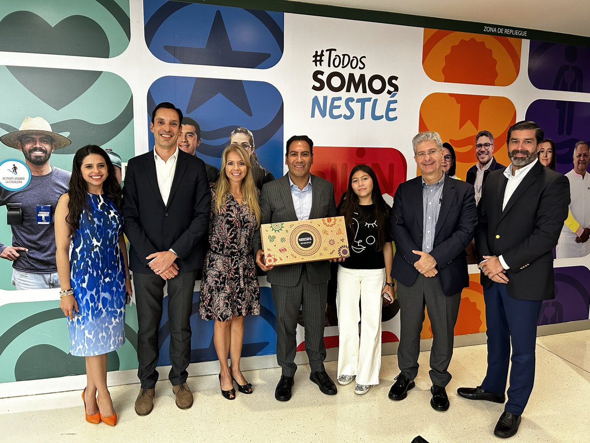 ramirezlalo_'s tweet photo. Me reuní con corporativos de la empresa Nestlé, con quienes intercambiamos puntos de vista para que los productores de café tengan mejores ingresos por la fuerza del trabajo que aplican para hacer el producto.

También me explicaron acerca de los campos experimentales y las plantas más resistentes ante las plagas o enfermedades que a veces acechan a los cafetos, para que podamos unir esfuerzos. 

Les pedí cerrar filas para que no existan intermediarios entre la gran empresa y los productores, para de esa forma elevar la calidad de los ingresos de quienes trabajan todos los días, desde muy temprano, para sacar las cosechas y llevar el café hasta nuestra casa para poder disfrutarlo como muchos mexicanos y personas en el mundo. Sin duda, el mejor café es el de Chiapas.

En la Nueva ERA, la cafeticultura será apoyada desde el gobierno, porque nos da identidad cultural y también genera mejores condiciones de vida para las familias chiapanecas.
