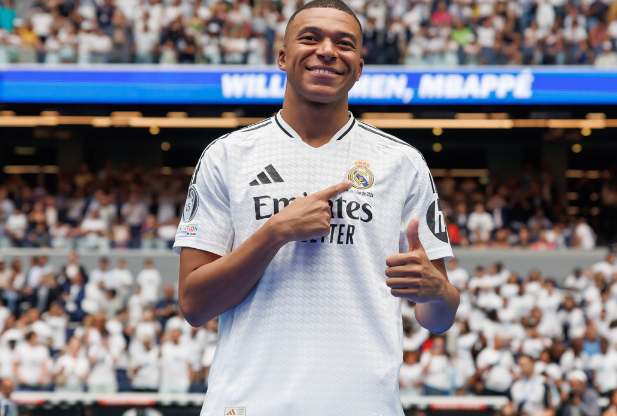 2010MisterChip's tweet photo. Kylian Mbappé es el SEGUNDO jugador en la historia del Real Madrid que debuta en el club con gol y título oficial. El primero fue Marco Asensio (gol y título en su debut con el Real Madrid, ante el Sevilla, en la Supercopa de Europa de 2016) https://t.co/wEit5QVyVn