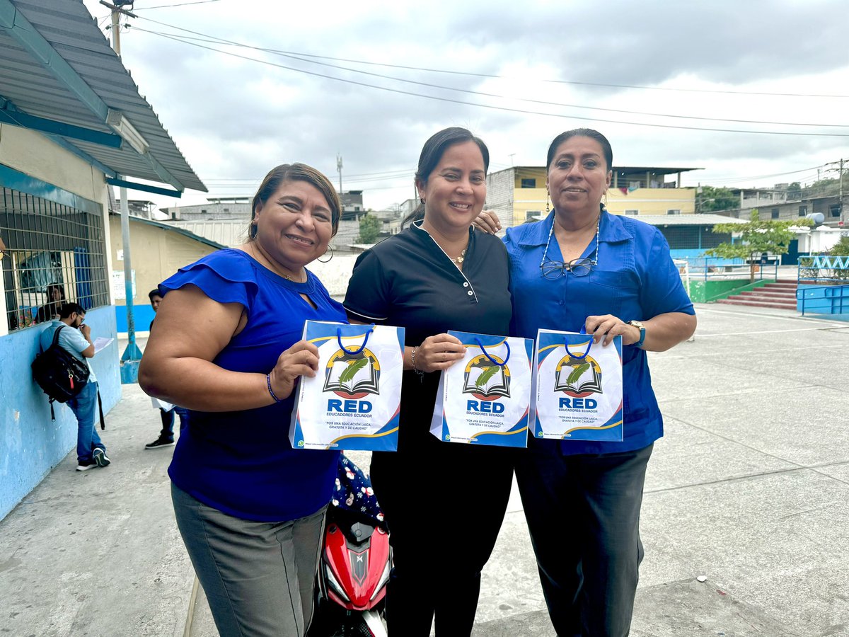 RedEducadoresOk's tweet photo. 🔺Nuestro equipo sigue realizando visitas en territorio reforzando el compromiso que tenemos con nuestros compañeros docentes. Durante el recorrido hicimos la entrega del kit #SoyRed y proporcionamos información detallada sobre los múltiples beneficios que ofrecemos.
Forjando la verdadera #unidad del #magisterio.