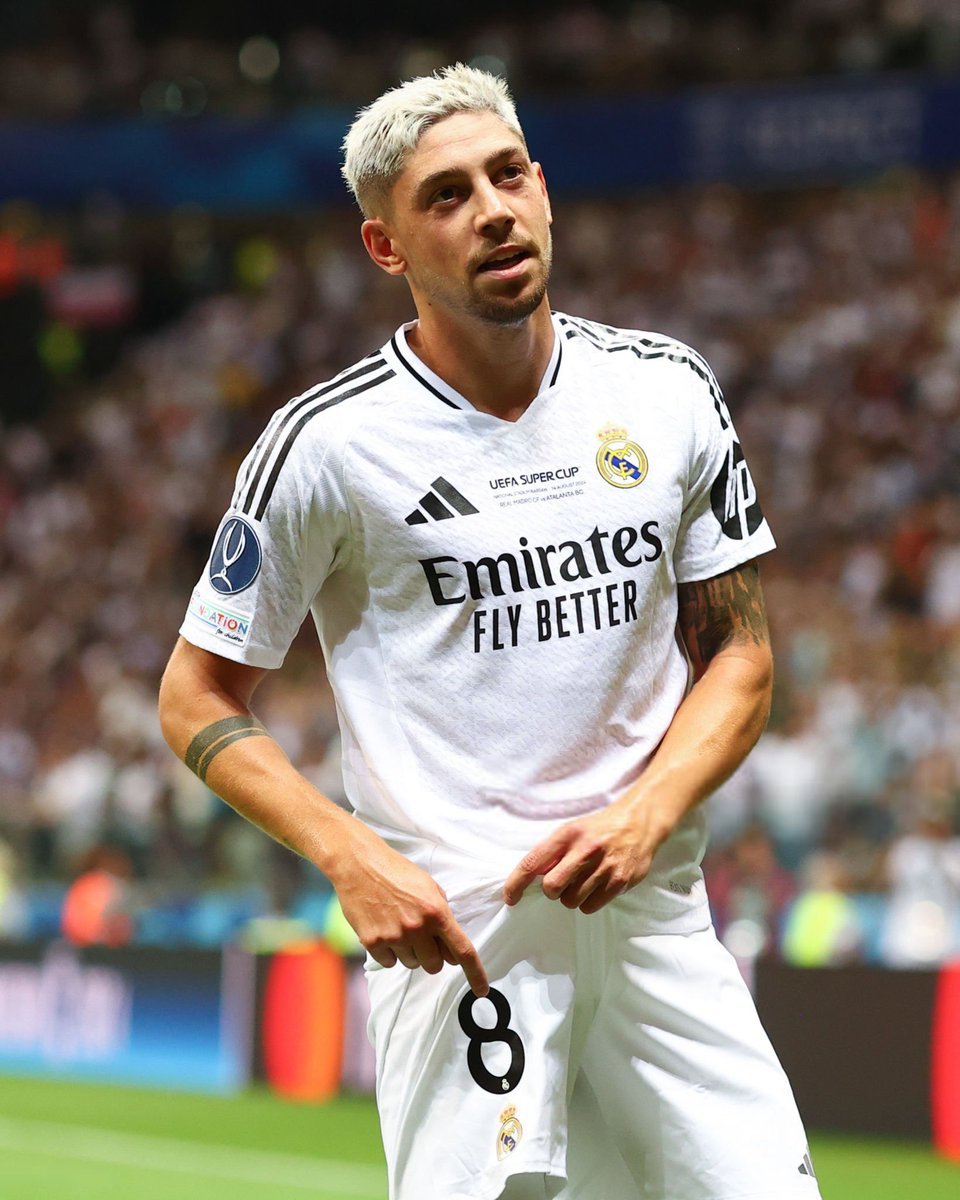 MadridSports_'s tweet image. Una de las fotos más bonitas de la noche: @fedeevalverde, dedicándole el gol a @ToniKroos, del que ha heredado el dorsal 8