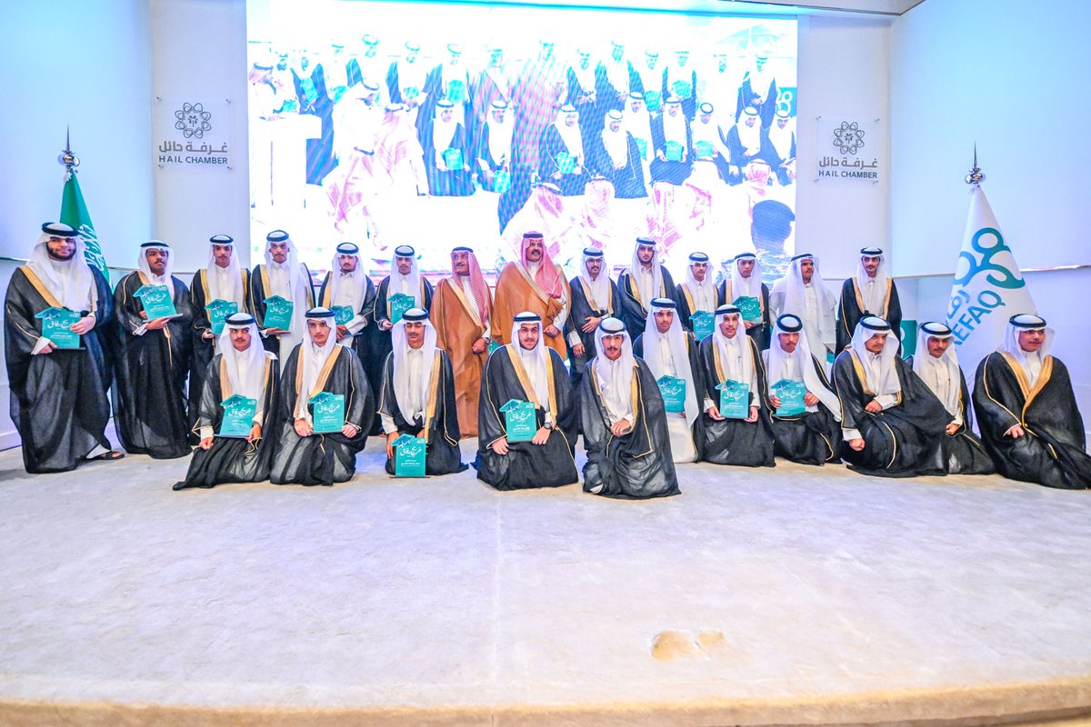 سمو #أمير_منطقة_حائل يرعى حفل جمعية رفاق لرعاية الأيتام ويكرم الطلاب والطالبات المتفوقين من أبناء الجمعية ويوجه سموه بقبول خريجي الثانوية العامة من أبناء الجمعية في جامعة حائل.