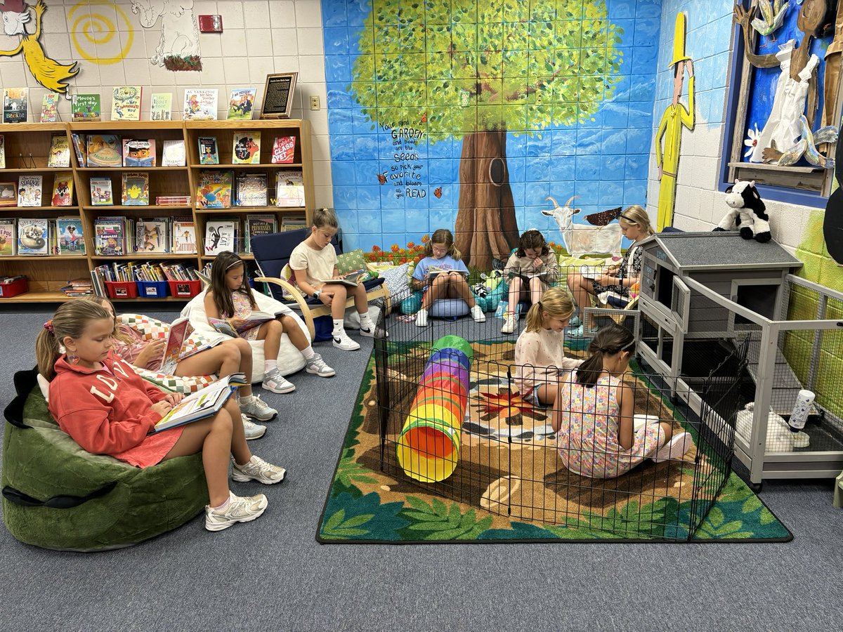 Love seeing READERS!! <a href="/LrsdMedia/">LRSD Library Media Specialists</a> <a href="/JeffersonlrPta/">JeffersonLR PTA</a>