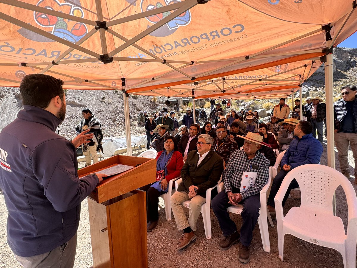 CNRCHILE's tweet photo. El Director @ureta_wilson, junto a la Coordinadora zonal @mpazcasanova, el Seremi @MinagriArica, y equipos del @GoreAyP llegaron a la comuna de Putre para inaugurar las emblemáticas obras de reparación del canal matriz Cubrimani, que benefician a 148 familias de regantes. https://t.co/f7Ct6XLlNI