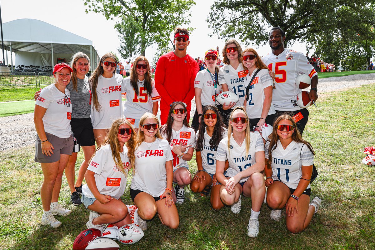 QB1 was able to meet Lee's Summit West HS girls flag football team after practice today and gift them some <a href="/oakley/">Oakley</a> sunglasses 😎