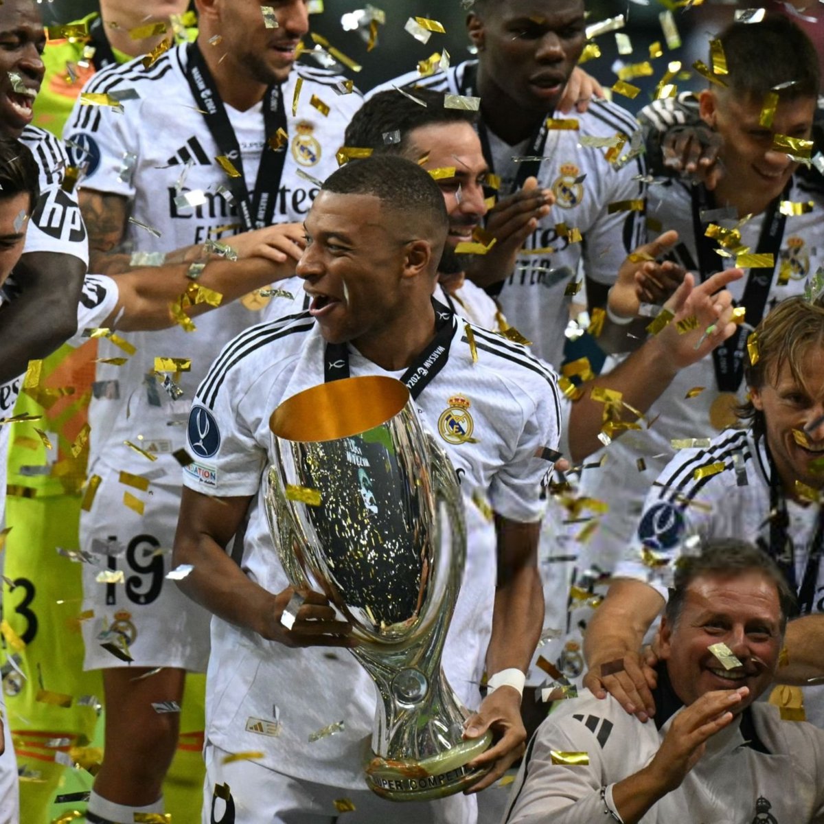 كيليان مبابي والكأس. 😍