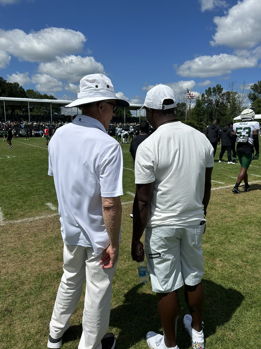 raymickens24's tweet image. Awesome time yesterday at @nyjets practice.. Thanks for inviting me out @woodyjohnson4   Great to feel the love from the fans.. Can’t wait for the season to start.. Les Git It..!!!