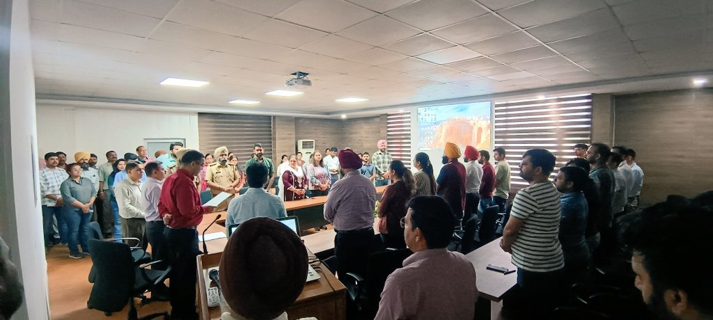 CpccChd's tweet photo. @Chandigarh #ParyavaranBhawan employees pledged to combat substance abuse and promote healthier living on 14th  Aug. 2024
Proudly embrace a drug free nation #NashaMuktBharatAbhiyaan #SayNoToDrugs #healthylifestyle #DrugFreeIndia #Freedom_From_Evil https://t.co/bLezCXhbRM