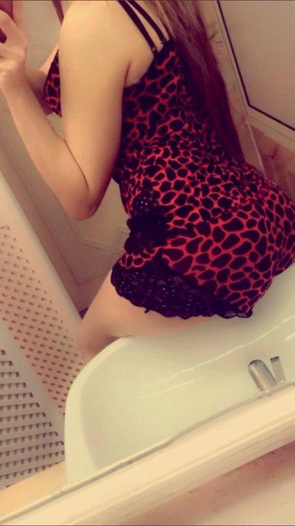 والله العظيم اشتهي شاب مقوم ينيكني خلفي المحنة فل