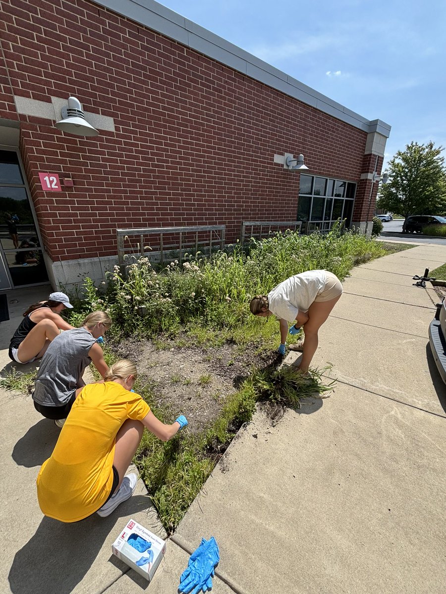ValpoWSO's tweet photo. Lent our cleaning, painting, and weeding skills to the Valparaiso Family YMCA this morning. Happy to help out during their annual shutdown week, hopefully we left it better than we found it! 
#GoValpo #RollBeacs @ValpoFamilyYMCA https://t.co/ZoG8kFss16