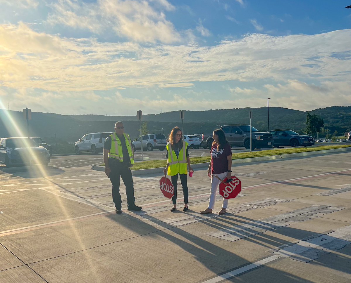 DrBrentRingo's tweet photo. The 2024-25 school year is off to an amazing start! Truly appreciate our @kerrvilleisd faculty for going above and beyond in getting our students in and out of school safely. Successful day 2, the future is 🌟 bright in KISD! #TFND #KISDinspires @NimitzES_KISD @HPetersonMS https://t.co/YnHo1VHtdN
