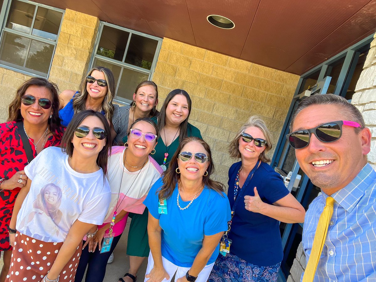 DrBrentRingo's tweet photo. The 2024-25 school year is off to an amazing start! Truly appreciate our @kerrvilleisd faculty for going above and beyond in getting our students in and out of school safely. Successful day 2, the future is 🌟 bright in KISD! #TFND #KISDinspires @NimitzES_KISD @HPetersonMS https://t.co/YnHo1VHtdN
