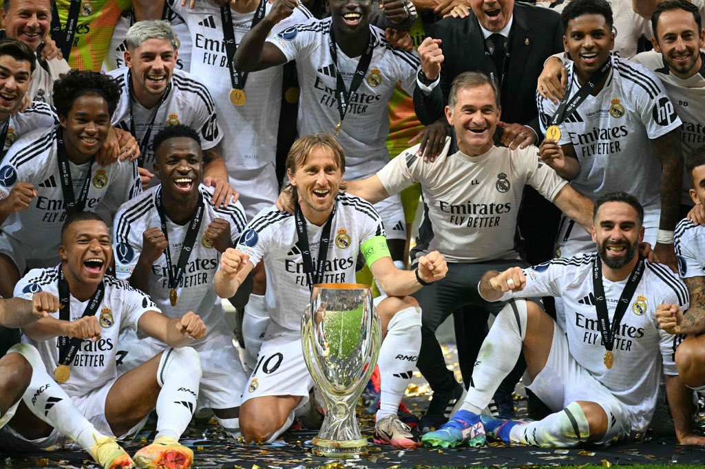 MnbrRMA's tweet photo. صور من تتويج #ريال_مدريد بلقب السوبر الأوروبي 🏆 https://t.co/L45rXnYv8s