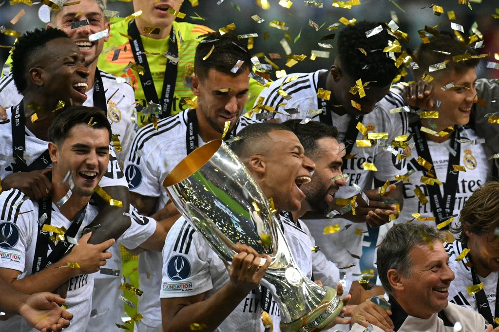 MnbrRMA's tweet photo. صور من تتويج #ريال_مدريد بلقب السوبر الأوروبي 🏆 https://t.co/L45rXnYv8s
