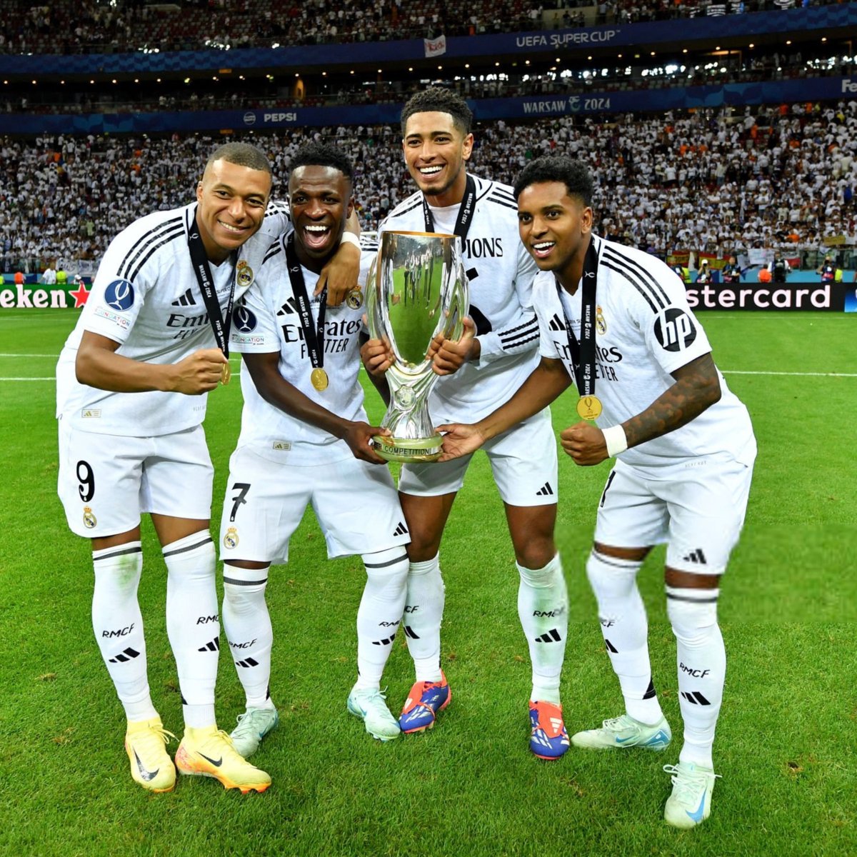 MadridSports_'s tweet image. ¡VAYA FOTO!

LOS 4 FANTÁSTICOS