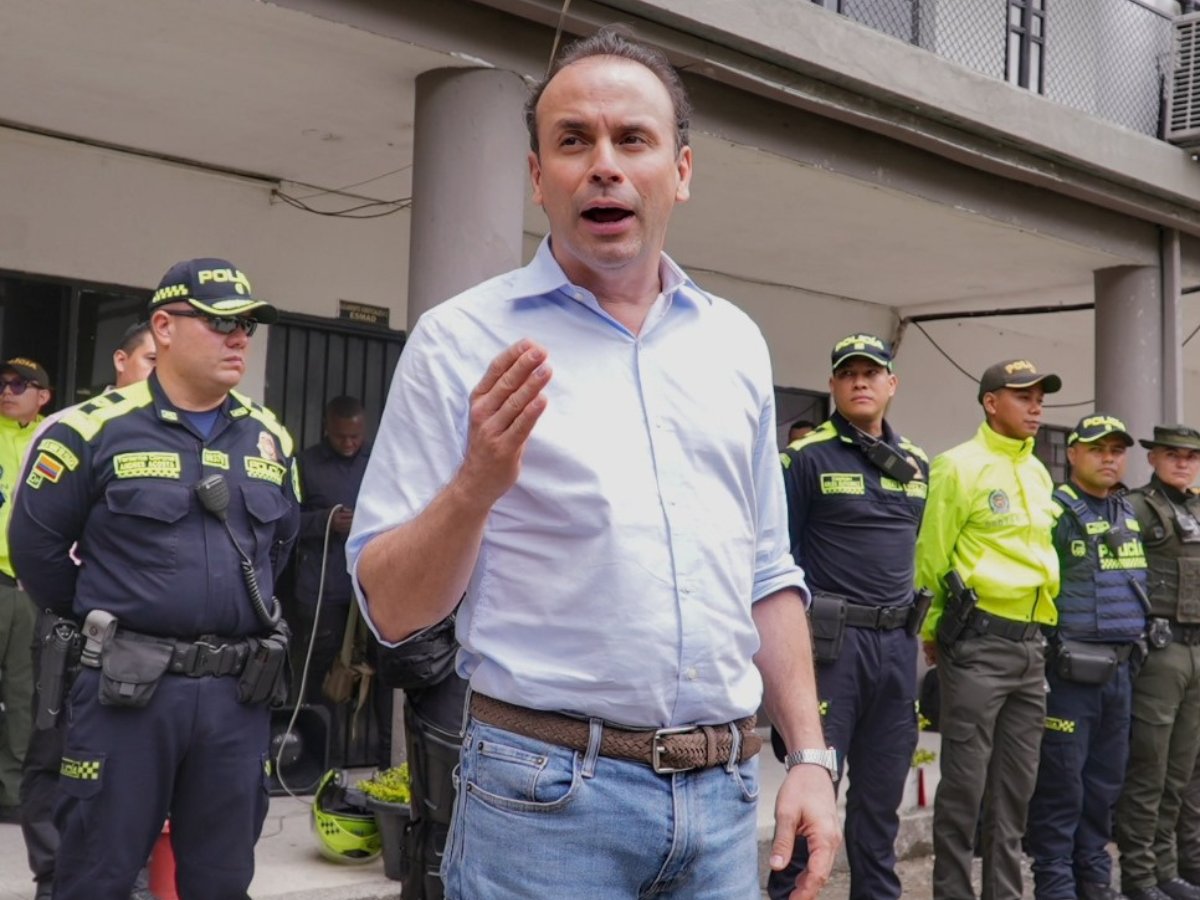 lasillavacia's tweet photo. El alcalde @alejoeder se alejó de la "mano dura" y construyó una estrategia de seguridad más integral para Cali.

Con una política pública de seguridad para 10 años, el alcalde logró el apoyo de la derecha y la izquierda y rompió con el bukelismo regional.

Va🧵 https://t.co/urcmOgad4a