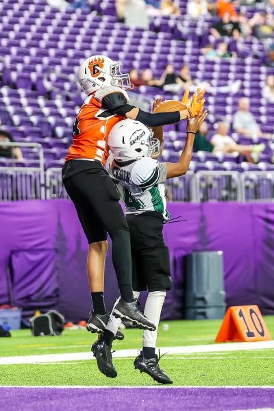 Coach_DDiaz's tweet photo. @RieseDraft @DonovinDiaz @Gocoachwalsh @CDH_Football @CDHraiders @OJW_Scouting @PrepRedzone @PrepRedzoneMN @NWahlScouting One Of My All Time Favorites! Under-thrown, Comes Back to the ball &amp; makes a Big Time play! You got MOSSED! https://t.co/eIJUgcYDrJ