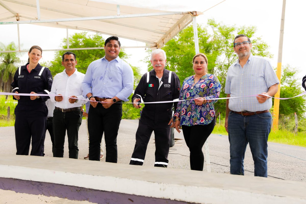 SemadesTabasco's tweet photo. En representación de la Titular de #SEDENER @MaluSomellera , el Subsecretario @alemanabreu  inauguró las nuevas casetas de transporte público sobre la carretera Monte Largo-Morelos, una obra realizada por la empresa #VistaEnergy en beneficio de los habitantes de @GobMacuspana . https://t.co/bmDWiafeeA