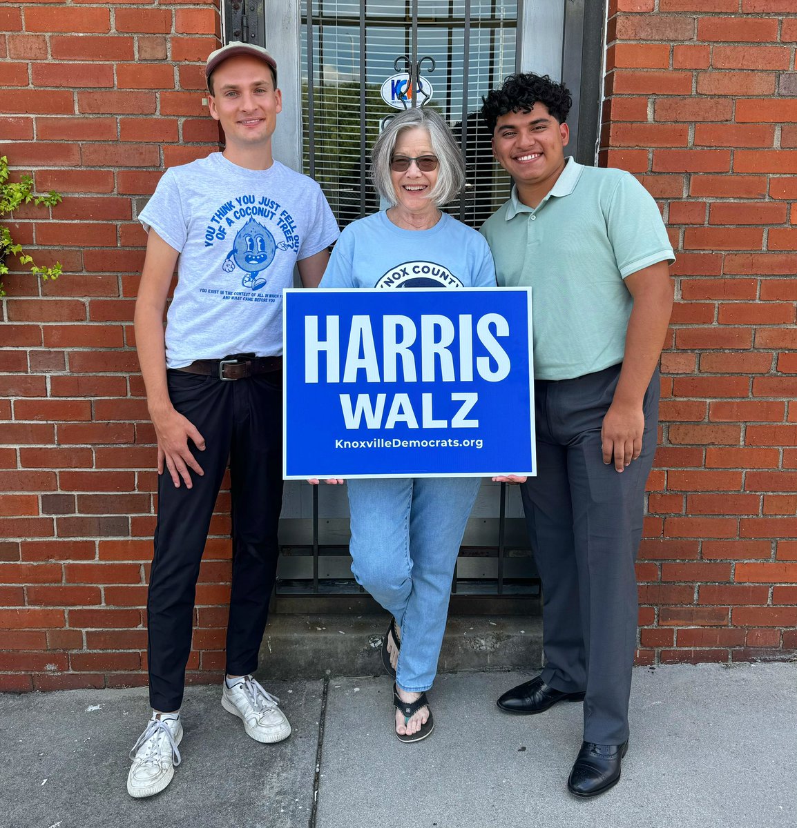 Harris-Walz yard signs are here! 🎉

Drop by the Knox Dems HQ at 311 Morgan Street in the Old City and grab yours anytime 1-4pm Monday-Saturday.

Recommended donation of $20 per sign can be made at actblue.com/donate/harrisk…