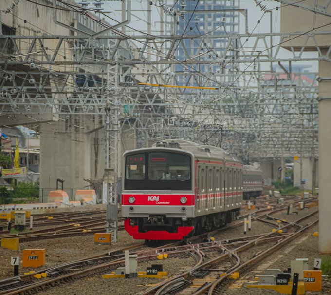 CommuterLine's tweet photo. Sambut pagi hari dengan sukacita dan penuh semangat dalam memulai kegiatan. Selamat pagi dan selamat beraktivitas #RekanCommuters https://t.co/KflvUfAJDa