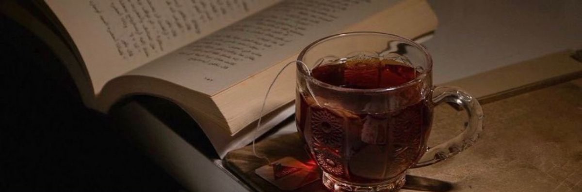 يعدّل مزاجي كل ما خربوه الناس
انا وين ابلقى واحدٍ كنّه الشاهي .
