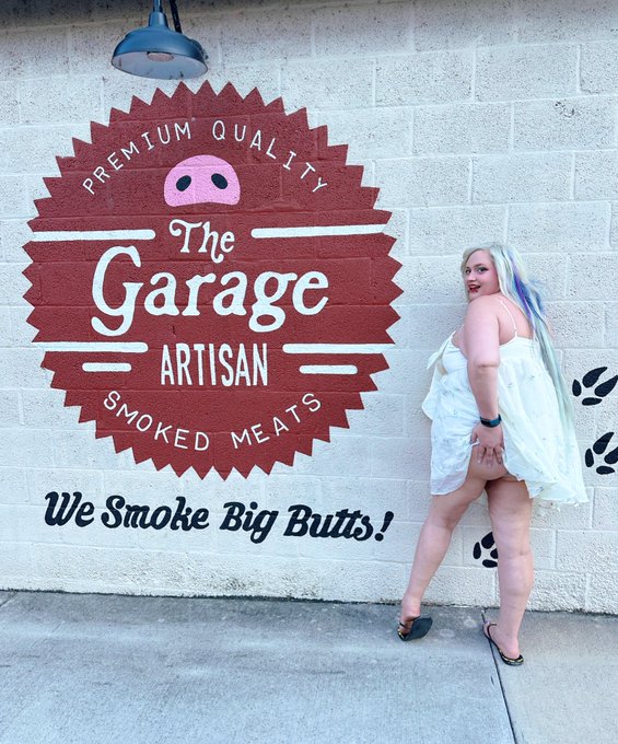 This sign was in front of the studio 🔥 https://t.co/ySsDmbEQ1H